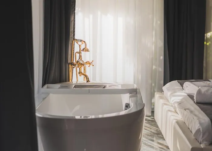 The Hidden Bank: Silver Bullet Apartament